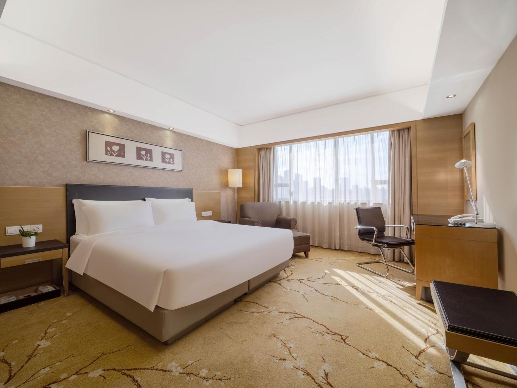 Hotel Grand Skylight Shenzhen: Business Zone Retreat With Perks