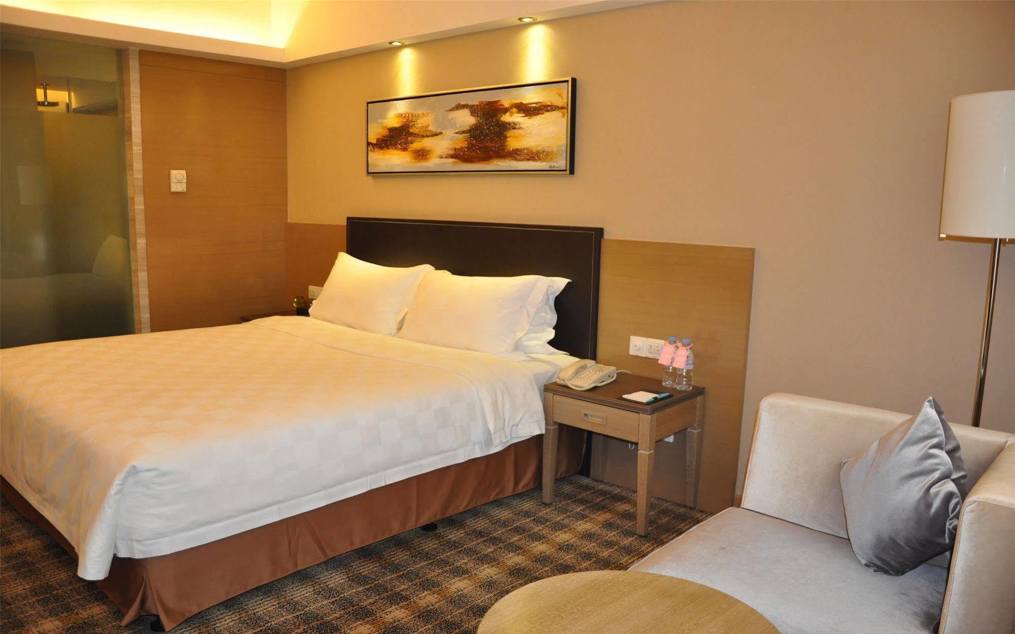 Grand Skylight Shenzhen: Business Zone Retreat With Perks Hotel 4*